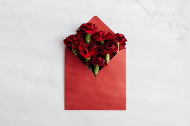 Red_Rose_Flowers_in_a_Red_Envelope